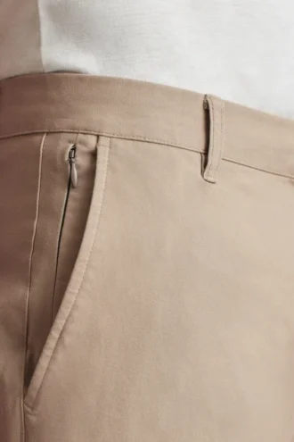 Adoptez un style décontracté avec le pantalon chino stretch pour homme 2.0 de Bonobos