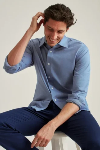 La chemise en tricot, du bureau au dîner