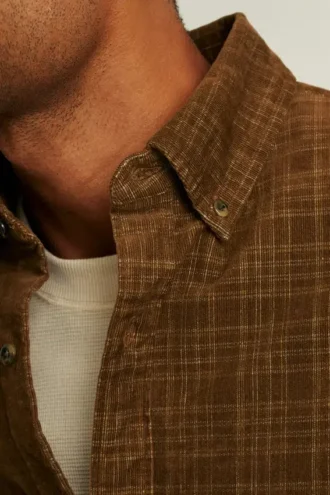 La chemise en velours côtelé extensible