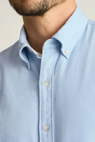 La chemise en velours côtelé extensible