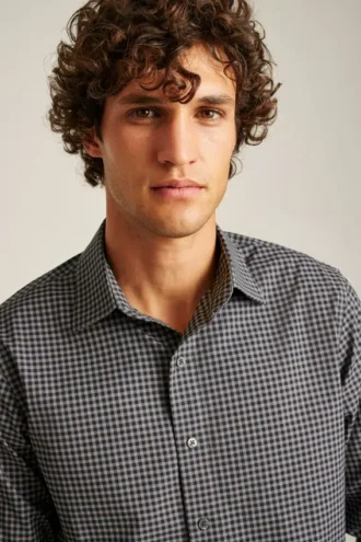 Une chemise pour le bureau et le dîner – Chemise boutonnée à porter par-dessus le pantalon