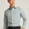 Une chemise pour le bureau et le dîner – Chemise boutonnée à porter par-dessus le pantalon