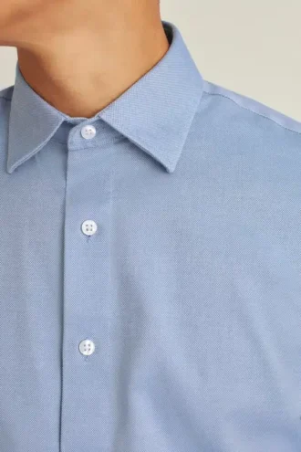 Une chemise pour le bureau et le dîner – Chemise boutonnée à porter par-dessus le pantalon