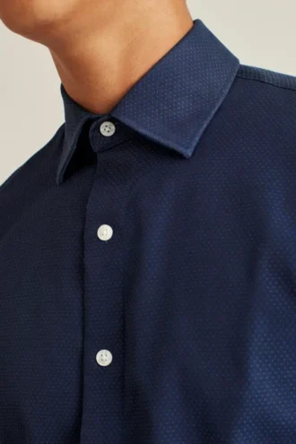 Une chemise pour le bureau et le dîner – Chemise boutonnée à porter par-dessus le pantalon
